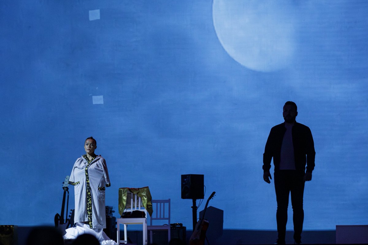 ✨ Cuando cayó el sol, el Jardín de los Zuloaga se transformó. Caída del Cielo, de Rocío Molina, nos envolvió en un viaje donde el flamenco rompió sus fronteras para convertirse en puro ritual. Una experiencia sensorial y salvaje.