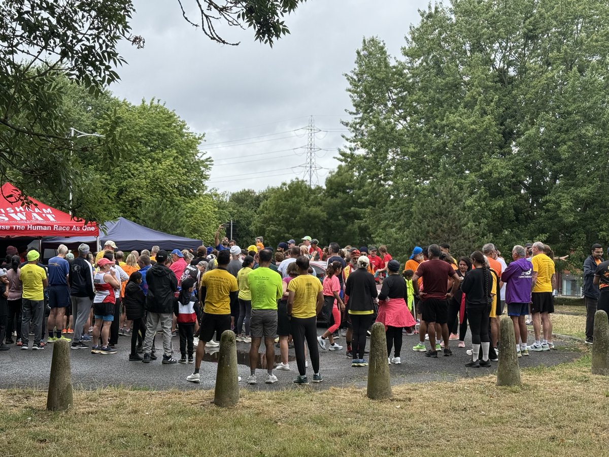 Jas_Athwal's tweet image. Today we paid tribute to Fauja Singh by running/walking the route where he trained. Ordinary people coming together to celebrate the life a global icon.
He was not immortal, but his example is. His footsteps are etched into the ground he ran on, and into the hearts of millions…