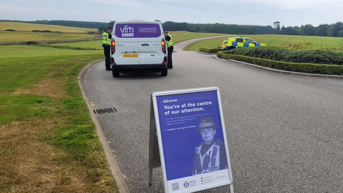 PoliceScotland's tweet image. Project Servator is a policing tactic that aims to disrupt criminal activity while reassuring the public 👮♀️
Officers engage with the public & businesses about staying vigilant & reporting suspicious behaviour.
Together, we’ve got it covered ➡ orlo.uk/8I3Mf