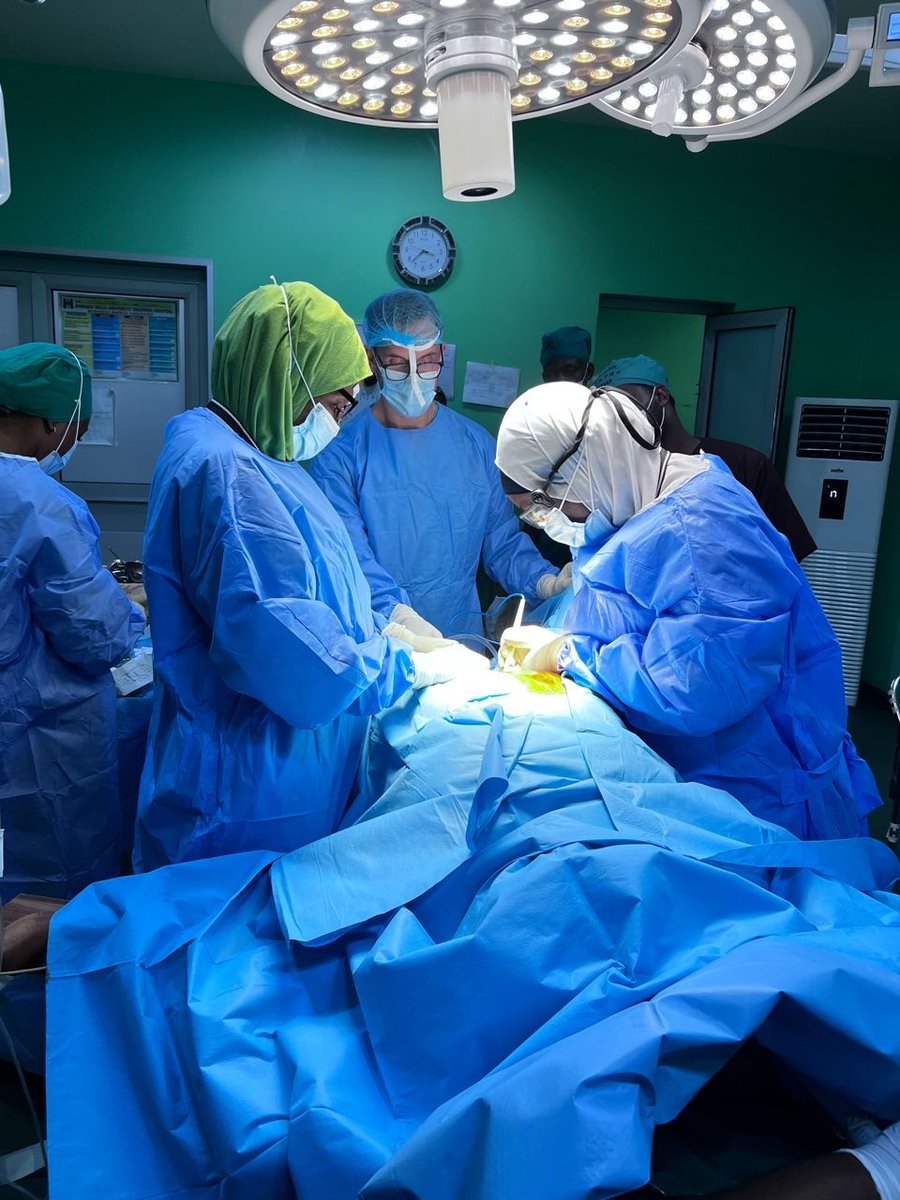 IGCSociety's tweet image. Hands-on surgical mentorship in action.
📍Ahmadu Bello University Teaching Hospital (ABUTH) located in Zaria, Nigeria
As part of the IGCS Global Fellowship Program, Prof. Matthew Schlumbrecht returns annually to work side by side with the #FellowsofIGCS in their own…