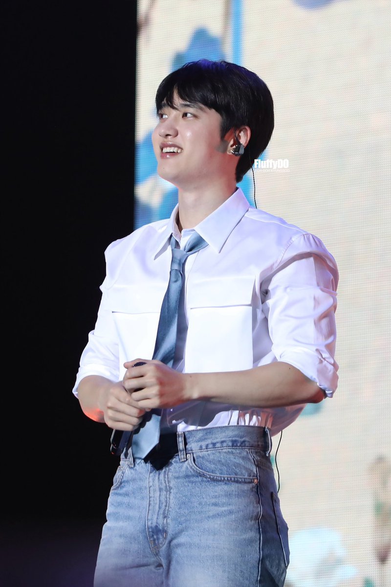 <a href="/EO_CASTLE/">EO Castle</a> <a href="/HAPPlNEST/">Hyo Lin #HanSoheeBirthday</a> Tamu mulai berdatangan, perlahan memenuhi venue. Senja berganti temaram, sementara musik instrumental mengalun lembut seolah menyambut momen yang akan segera dimulai.

Dua MC muncul dari sisi altar, berdiri berdampingan, dan siap menyapa para tamu dengan hangat.

#ChloArtVows