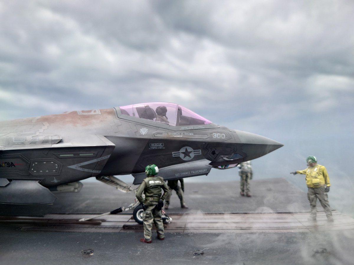 photon310's tweet image. 今日は近くの海岸で、展示会ポスター用のタミヤF-35C撮影。甲板は自作で、ボークスで売ってた水蒸気発生装置を仕込んでみました。雰囲気出てるかな?JBDも完成させよう!(放置中😅)
#TAMIYA