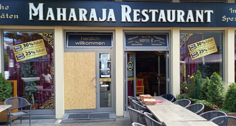 jannibal_'s tweet photo. Möchte nochmal die Aufmerksamkeit auf Aachen und das Restaurant »Maharaja« lenken, weil die Vorgänge dort regelrecht sinnbildlich für ein Land sind, in welchem sich multikulturelle Gesellschaft, »Kampf gegen Rechts«, NGO-Komplex und Zivilreligion zu einem Wahnzustand verbinden, der noch immer so wirkmächtig ist, dass er ein geradezu groteskes Zerrbild der Realität zeichnet.

Was war passiert? Am 26. Juni kommt es zu einem Brandanschlag auf das indische Restaurant »Maharaja«, es werden rechtsextreme Parolen geschmiert: »Sieg Heil«, Hakenkreuze, das ganze Programm. 

Wie auf Kommando folgt das übliche Ritual der Solidarität und demokratischer Selbstvergewisserung. Die parteilose Oberbürgermeisterin Sibylle Keupen verkündet auf Instagram: »Das ist ein Angriff, der sich gegen Menschen richtet, gegen Vielfalt, gegen alles, wofür unsere Stadt steht.« Die »Omas gegen Rechts« und das Bündnis »Wir sind Aachen« organisieren eine Kundgebung, zu der laut Polizei 400 Menschen kommen. Ein Grünenpolitiker beginnt, Geld für die indischen Wirte zu sammeln, am Ende sind es einige Zehntausende. Die Linke verkündet: »Aachen steht zusammen«. Und selbst der einstige CDU-Kanzlerkandidat @ArminLaschet reist nach Aachen, um seine Solidarität zum Ausdruck zu bringen.

Instagram-Kacheln mit Hashtags wie #AachenGegenRassismus fluteten unterdessen die sozialen Medien. Die Aachener Zeitung berichtete ausführlich in gefühligem Ton über den »rassistischen« Anschlag, der WDR schreibt einen völlig unkritischen Bericht. Am Samstag danach öffnen die Betreiber das verwüstete Lokal für Besucher, die Blumen, Schokolade und Hilfsangebote mitbringen. Zwei Vertreterinnen der Gemeinschaft kurdischer Studierender überreichen ihm eine Karte und erklären: »Den rassistischen Brandanschlag können wir nicht rückgängig machen. Wir können aber entschlossen gegen den Rechtsextremismus stehen.« 

Zwei Tage später werde ich von einem Follower auf den ganzen Vorgang aufmerksam gemacht, mitsamt Bild-Zusendungen. Und nunja: Wer nicht völlig Knäckebrot im Kopf hat und an jede Hoax glaubt, der hat sofort Fragen (und weiß eigentlich direkt, dass es keinen rechtsextremen Anschlag gab): Die Hakenkreuze sind falsch aufgesprüht. Auf dem Boden des Lokals prangt der Schriftzug »ACAB«, also eine Parole, die eher dem linksextremen Spektrum zugeordnet wird. Dazu kommen eklatante Rechtschreibfehler, etwa wurde  »Ausländer Drecks« (auf einer Mittelsäule) und der Satz »Dein Esen schmeckt scheise« (in der Küche)  hinterlassen, was nicht nur untypische Fehler sind, sondern auch Neonazis der Möglichkeit beraubt hätten, eine »ss«-Kombination zu sprühen, haha. Auch angesprühte Penisse und Teufelsgesichter wirken für ein rechtsextremes Gesamtwerk, nun ja, eher befremdlich. Und man fragt sich natürlich auch gleich, warum radikalisierte Rechtsradikale im tiefen Westdeutschland ein indisches Restaurant angreifen (und nicht etwa eine von 13 Millionen Flüchtlingsunterkünften, die überall entstehen). 

All diese Fragen haben aber Zivilgesellschaft, Lokalpolitik und Medien vor Ort nicht. Am Ende wird nur BILD (wo die Staatsanwältin später sagt, dass sie von nicht-deutschen Tätern ausgeht) und NIUS (»Riesenaufregung in Aachen um einen rassistischen Anschlag, der wohl doch keiner war«: https://t.co/KKCluJIjGh) die einzigen Medien sein, die von Anfang an kritisch berichten, obwohl das eigentlich die Aufgabe jedes ernstzunehmenden politisch denkenden Menschen und Mediums wäre.

Gestern stellte sich dann heraus, dass die Ermittlungsbehörden zwei Männer festgenommen haben, bei denen es sich um den Geschäftsführer und seinen Bruder handelt. Der Verdacht: Versicherungsbetrug.

Man könnte das für einen Einzelfall halten, man könnte aber inzwischen auch den Eindruck gewinnen, dass solche hochkriminellen Delikte (!) etwas über unser Land verraten: nämlich, dass selbst Ausländer verstanden haben, wie wahnhaft diese Anti-Rechts-Republik funktioniert und dass einem Solidarität, Geldspenden und Zuspruch sicher sind, wenn du vorgibst, Opfer eines rechten Anschlags zu sein. Diese vermeintlich rassistischen Attentate lassen wie auf Knopfdruck jede Gehirnzelle der »Zivilgesellschaft« sterben, und versetzen sie in einen regelrechten Rausch, in dem sie sich an einem vorgeschriebenen Skript beteiligen muss. Das Drehbuch gleicht dabei auch dem »Aufstand der Aufständigen«, den Bundeskanzler Gerhard Schröder 2000 nach dem Anschlag auf eine Synagoge ausrief, der am Ende keine rechtsextreme Tat war, sondern das Attentat eines Palästinensers. Und: Inzwischen ist der Anschlag kein Einzelfall; man erinnere sich nur an die Fälle aus Chemnitz (türkischer Wirt, ebenfalls Versicherungsbetrug), Herne (rassistischer Übergriff), Osnabrück (https://t.co/8TIZr7YV7q) oder den Grünen-Politiker Manoj Jansen, der rechtsextreme Attacken erfand.

Bleiben zwei Fragen: Welche Bedeutung hatte die Swastika für die indischen Täter? Und was wird aus den Geldspenden? Vielleicht könnten diese an die Omas (oder ein anderes Projekt) »gegen Rechts« weitergeleitet werden, und ich schwöre, es würde mich nicht wundern, wenn genau das passiert.