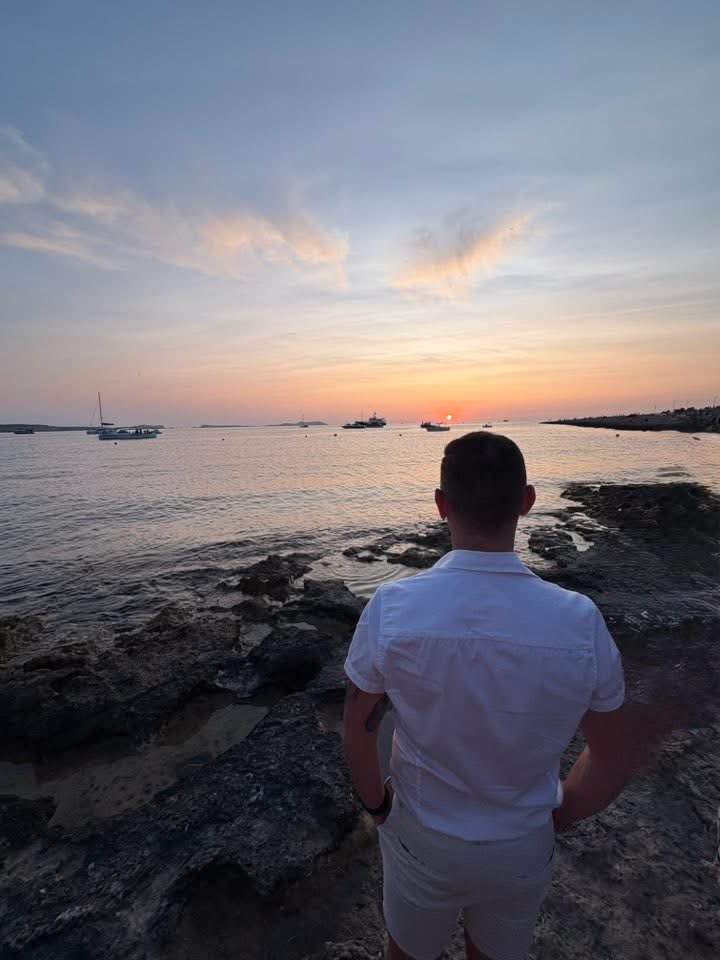 downundersteve's tweet photo. Staring at this sunset like… take me back to Ibiza 🌅💭
Nothing hits like golden hour on the island. #TakeMeBack #IbizaNights #SunsetDreaming #IslandLife #IbizaMagic #TravelThrowback #Wanderlust #GoldenHourGlow #BeachMemories #SummerVibes #BalearicBliss #MissingThis https://t.co/9MLOsLNxjO