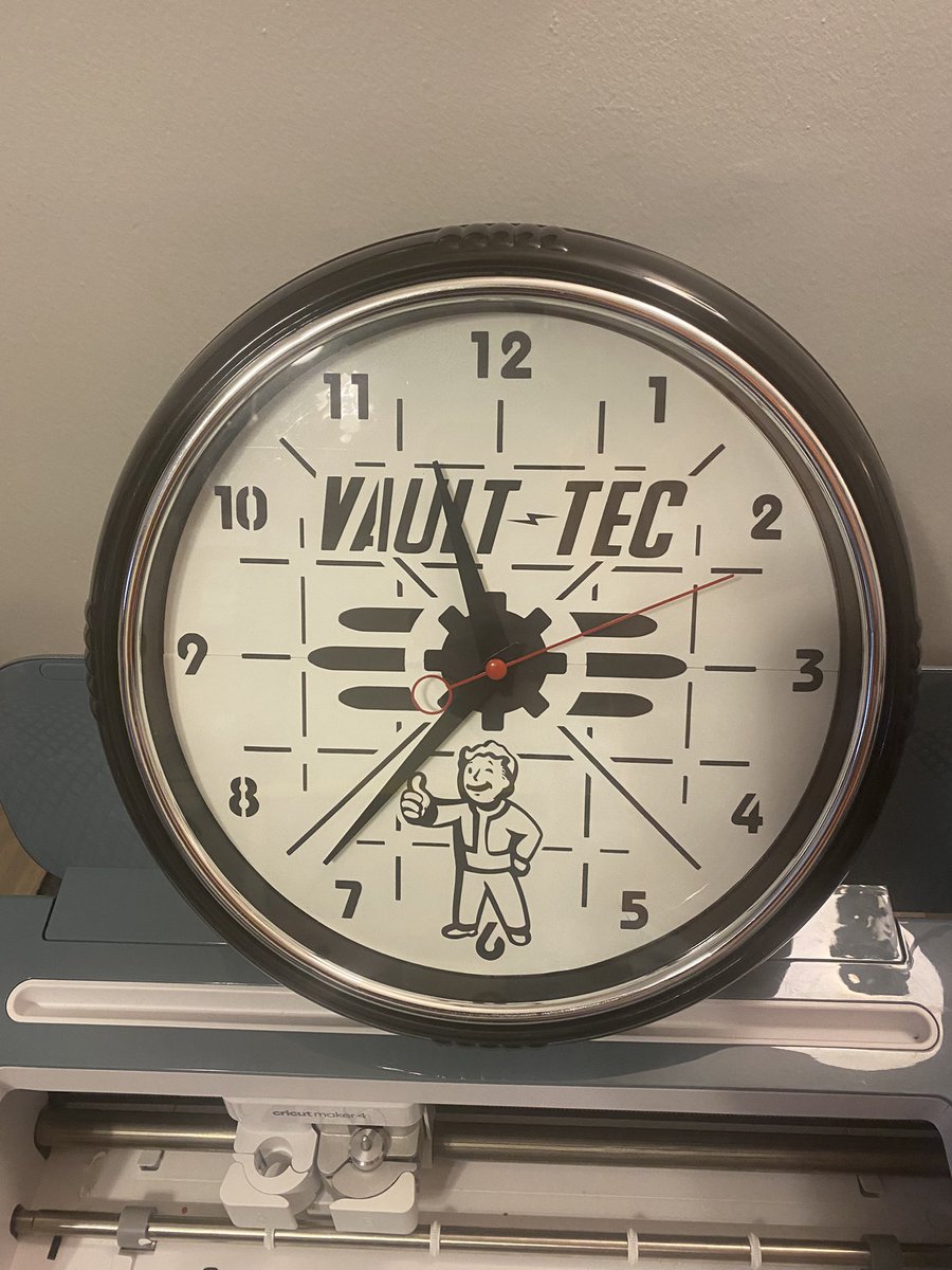 SamohtLion's tweet image. Gear up your game room or workstation with this glow-in-the-dark Vault-Tec clock, inspired by the Fallout universe! Featuring the iconic Vault Boy and a bold retro design, this clock looks amazing day or night—and it glows with post-apocalyptic style.
Perfect for gamers,…