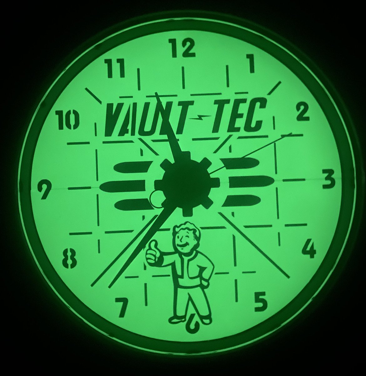 SamohtLion's tweet image. Gear up your game room or workstation with this glow-in-the-dark Vault-Tec clock, inspired by the Fallout universe! Featuring the iconic Vault Boy and a bold retro design, this clock looks amazing day or night—and it glows with post-apocalyptic style.
Perfect for gamers,…