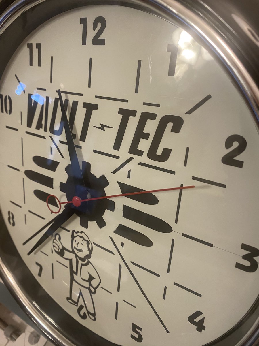 SamohtLion's tweet image. Gear up your game room or workstation with this glow-in-the-dark Vault-Tec clock, inspired by the Fallout universe! Featuring the iconic Vault Boy and a bold retro design, this clock looks amazing day or night—and it glows with post-apocalyptic style.
Perfect for gamers,…