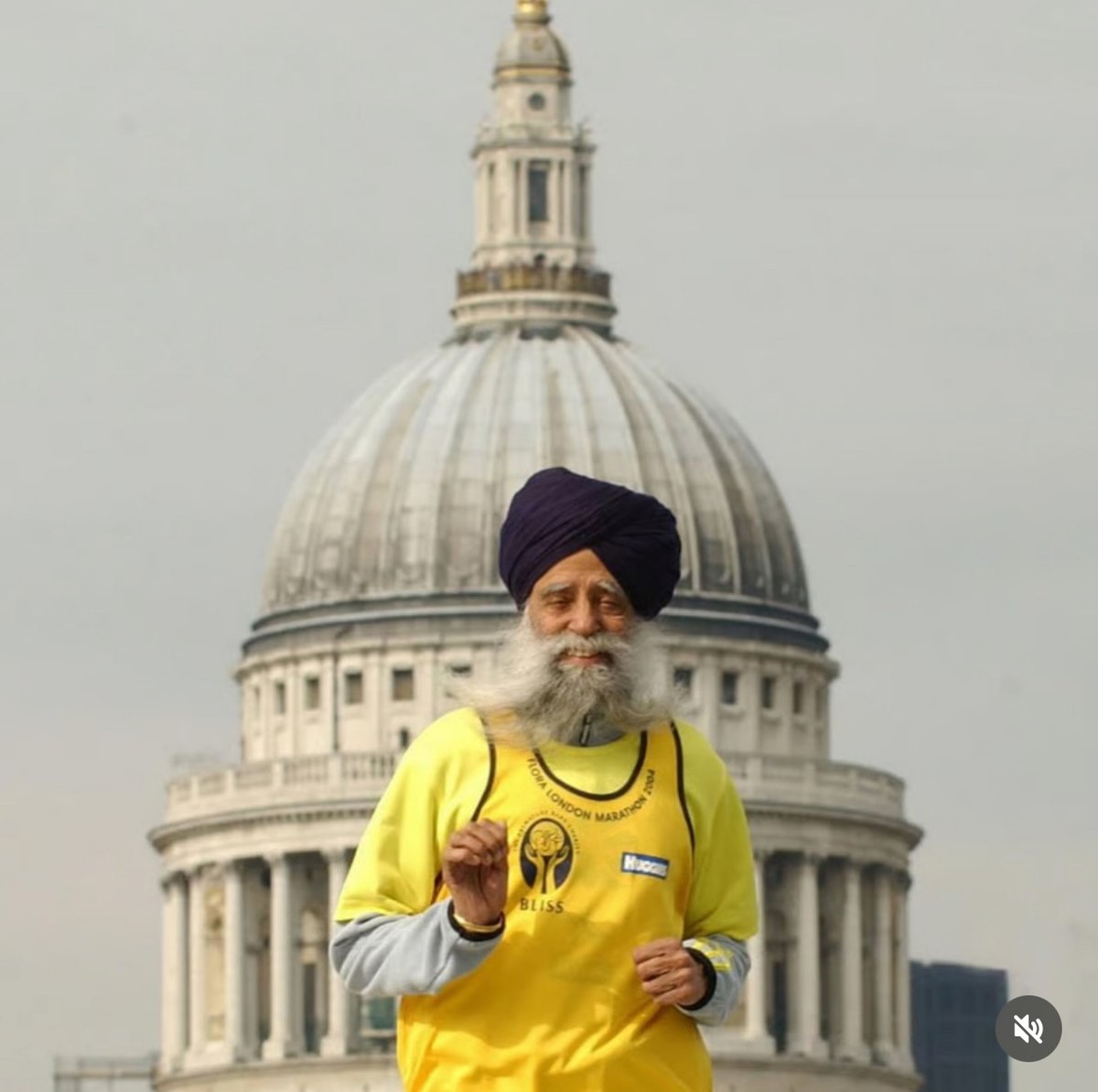 Jas_Athwal's tweet image. Today we paid tribute to Fauja Singh by running/walking the route where he trained. Ordinary people coming together to celebrate the life a global icon.
He was not immortal, but his example is. His footsteps are etched into the ground he ran on, and into the hearts of millions…