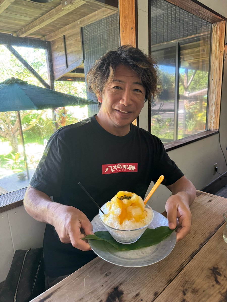 ランデブーの後は、空間舎でかき氷。
久しぶりにかき氷ダブルでいただきました！島レモンスペシャル&amp;パッションフルーツ。血糖値上がりすぎて、この後爆睡。。
#かき氷 #ごーらー #八丈島 #空間舎