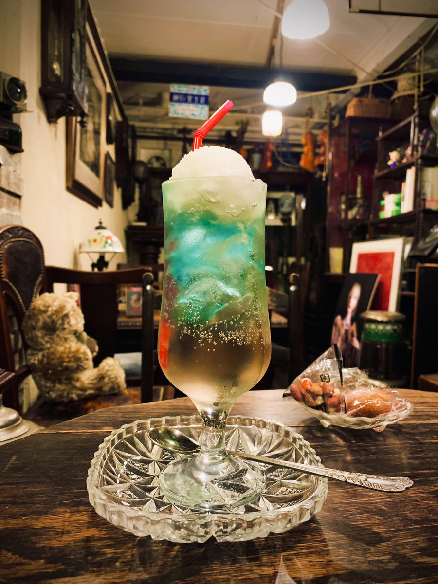 ライト商会には夜にしかないクリームソーダもありまして…見てくださいこの宝石のような佇まい…<a href="/Bar_wright_moon/">BAR&喫茶 ライト商會　夜の部🌜月下のお茶会🌛</a>