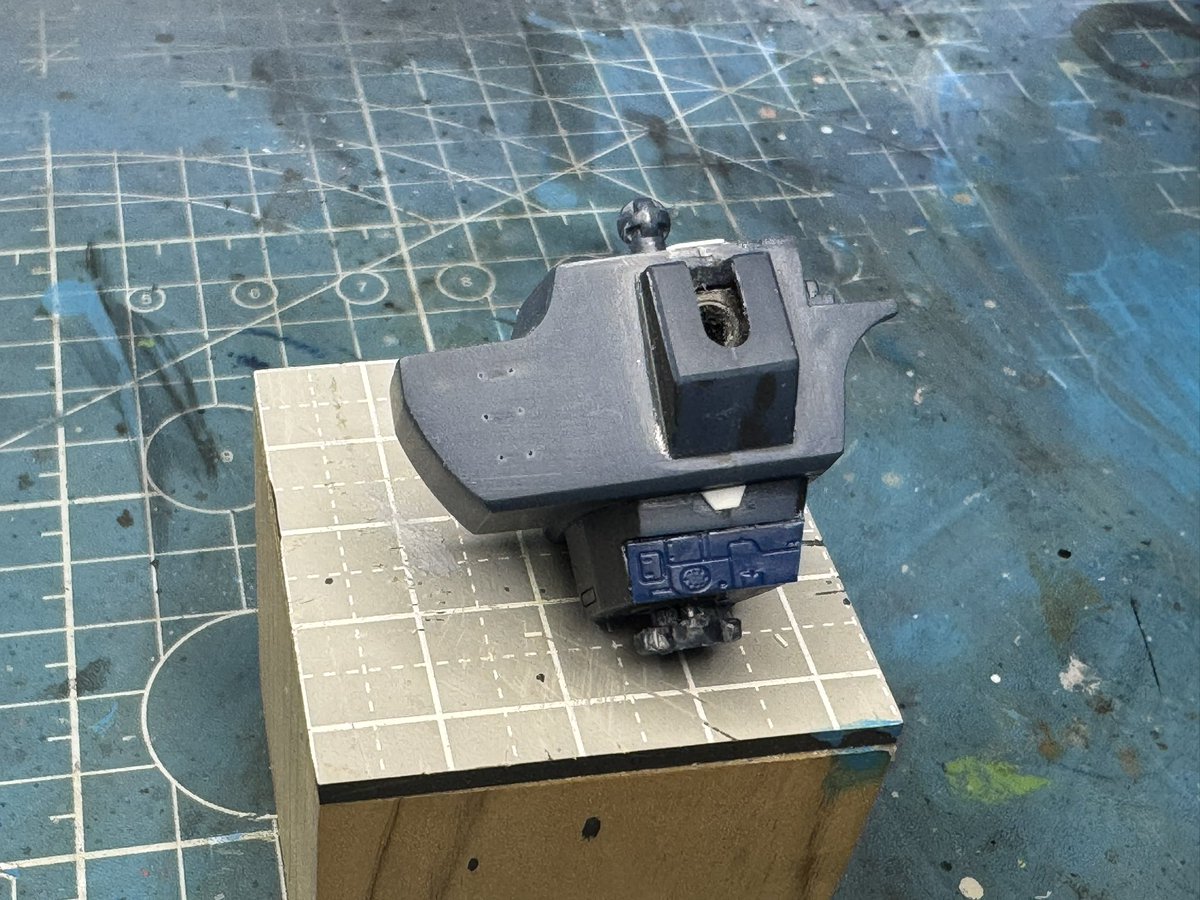 moge691's tweet image. #ブラッカリィタイプ
T-2の部品を埋めてみた。
ちょっと過剰かな?
バランス取らないとね。
タラップの穴も開けておく。
後で0.3㎜の真鍮線ででもタラップ作る。
下半身は概ね終了。次は腕だ。
マットに拭いた跡があるのは、
SPをこぼしたから🤣