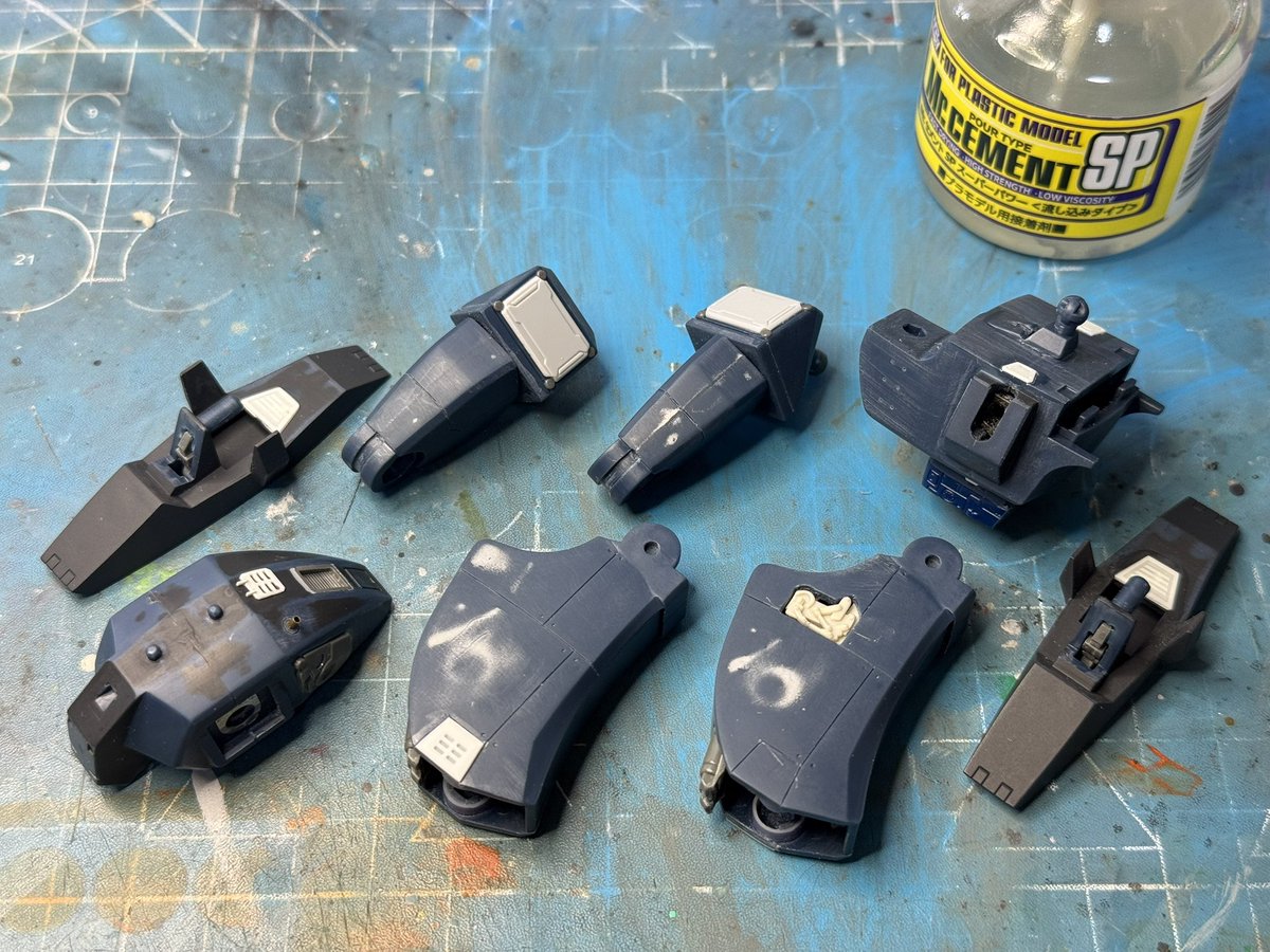 moge691's tweet image. #ブラッカリィタイプ
T-2の部品を埋めてみた。
ちょっと過剰かな?
バランス取らないとね。
タラップの穴も開けておく。
後で0.3㎜の真鍮線ででもタラップ作る。
下半身は概ね終了。次は腕だ。
マットに拭いた跡があるのは、
SPをこぼしたから🤣