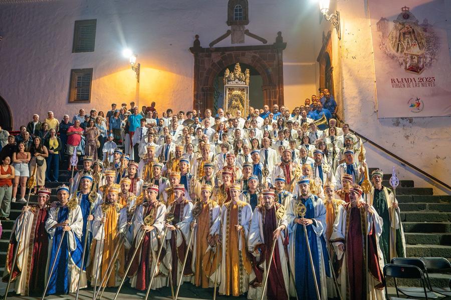 elapuron's tweet photo. Los Enanos danzan ante la Virgen de Las Nieves y se despiden hasta 2030
https://t.co/XKMhZwwxWj
#DanzadeEnanos #enanos #despedida #plazadesantodomingo #recintocentral #BajadaDeLaVirgen #santacruzdelapalma #fiestaslustrales #magia #LaPalma https://t.co/EZtkiYhO3F