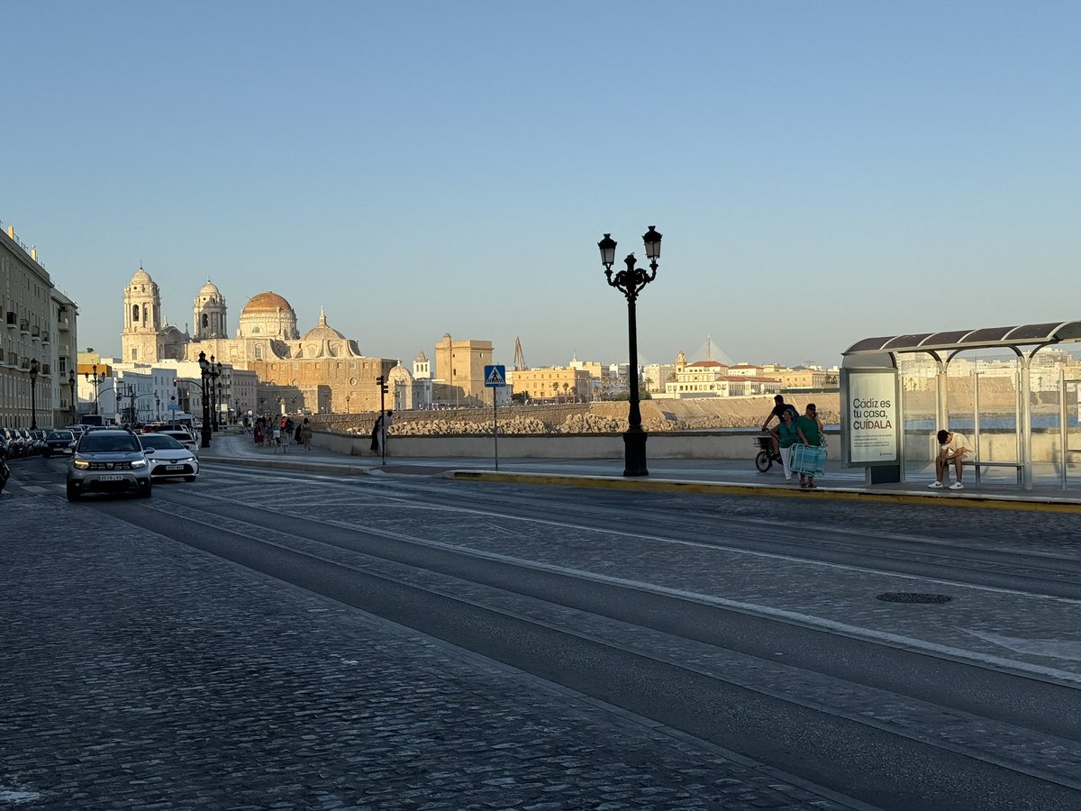 Pues una gran semana de vacaciones y desconexión por Cádiz. Que gran ciudad teneís los gaditanos y que suerte el poder disfrutarla durante el año. 

Me quedo con su gente, sus bares, playas... 

Seguro que nos volveremos a ver, cada rincón de esta ciudad es único

CADI 💛💙