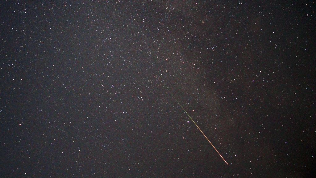 sjb_astro's tweet image. The source of the #Perseids meteor shower is comet 109P/Swift-Tuttle and the shower has been observed for nearly 2,000 years. Meteors from this stream hit our atmosphere at 59km/s, which is quite swift compared to other showers. #Astronomy #PerseidsMeteorShower