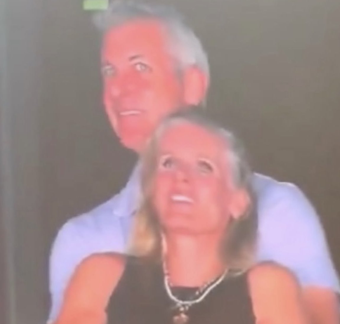 Memesdelyon1's tweet image. Moi futur maire de Lyon quand je me ferais trikar en loge présidentielle du Groupama avec miss Rhône-Alpes (il me reste 2 mois de mandat à perte) :