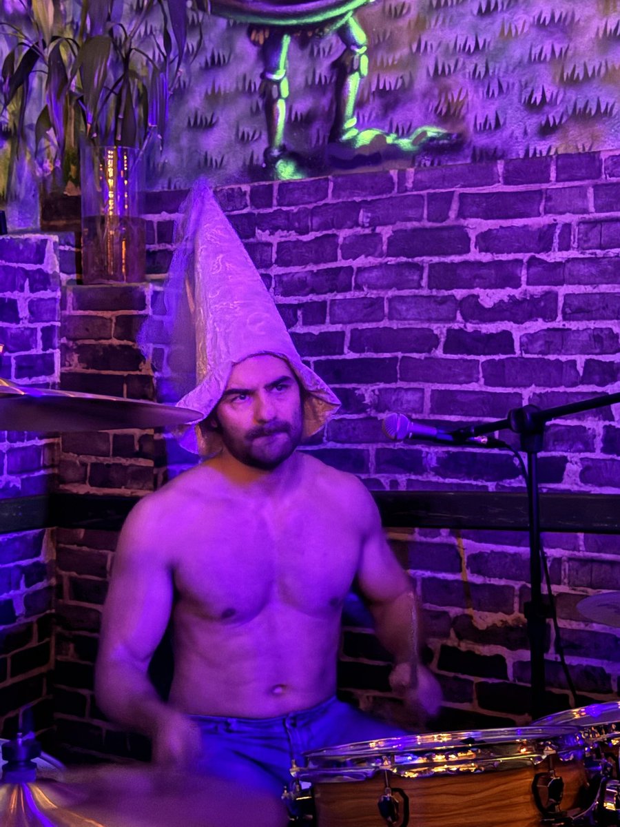davidpiraja_'s tweet image. Alguém me explica pq o @arthurmoledoval tá tocando sem camisa e com um chapéu da TinkerBell???????