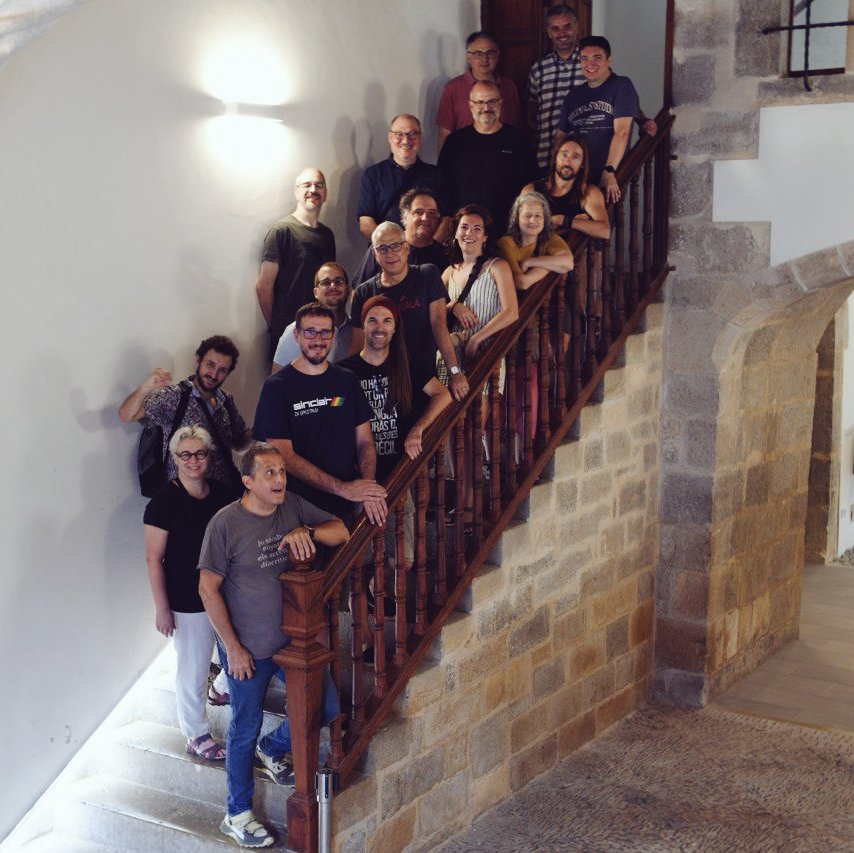 softcatala's tweet image. Finalitzem la #TrobadaDePencaires d'estiu amb la ja tradicional foto d'equip.
Enguany ens l'hem feta a l'espai municipal del Palau del Marqués de Villores. Aprofitem per a agrair de nou a l'Ajuntament de Sant Mateu per oferir-nos-el.