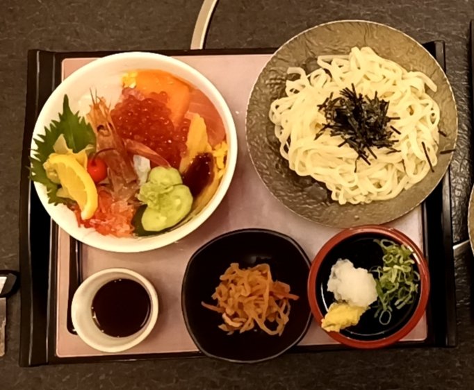 お疲れ様です✨
ただいま無事帰宅です。アワイチをまったりと楽しんできました。暑かったですが風が心地よくて走りやすかったです。きとらさんの海鮮丼冷やしうどん定食、美味てした👍😁ｱｲｰﾝ