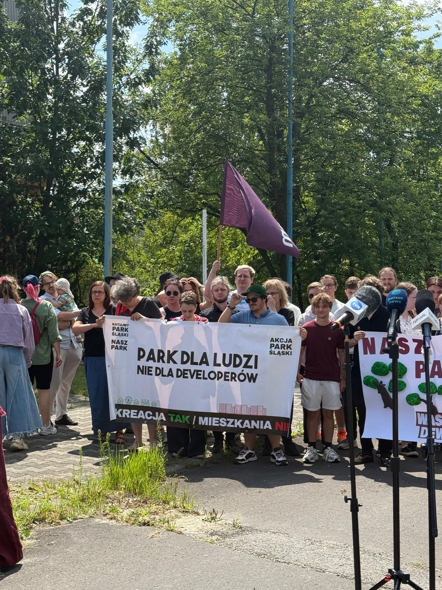 Adrian Zandberg w Chorzowie❗️ Polityk wsparł społeczników, którzy  sprzeciwiają się zabudowie terenów po OPT i MCK.

#Aktualności1830