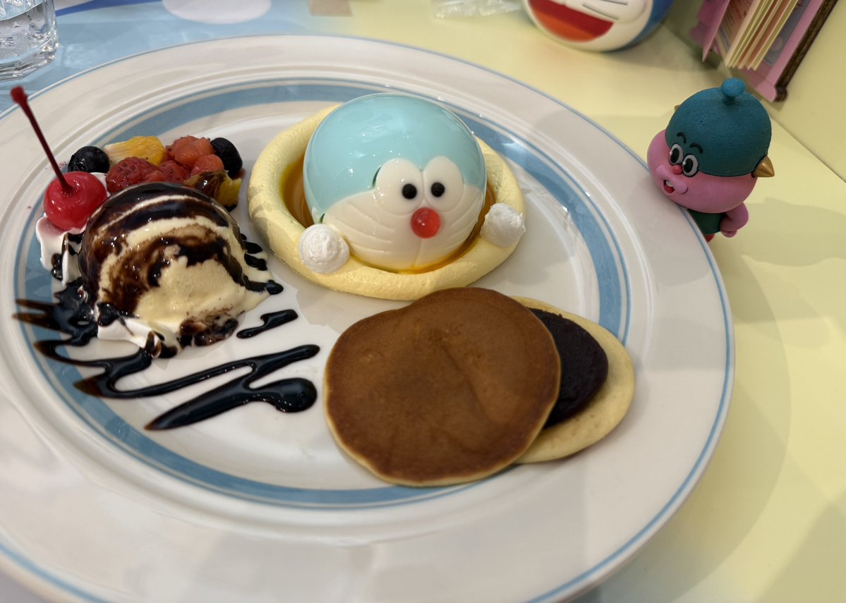 ikd_Suuuu's tweet image. 所要により緊急来日！🤩
まずはF&apos;sキッチンにて夕飯🍛
ビーフシチューの中ではんぺんのお布団をかけて眠るドラちゃんを起こさないように完食！
食べられてる事にも気づいてないでしょう！
#エフズキッチン
#ドラえもん
 #doraemon