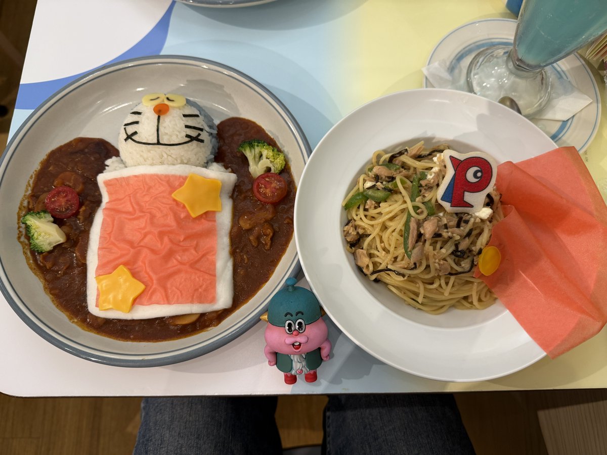 ikd_Suuuu's tweet image. 所要により緊急来日！🤩
まずはF&apos;sキッチンにて夕飯🍛
ビーフシチューの中ではんぺんのお布団をかけて眠るドラちゃんを起こさないように完食！
食べられてる事にも気づいてないでしょう！
#エフズキッチン
#ドラえもん
 #doraemon