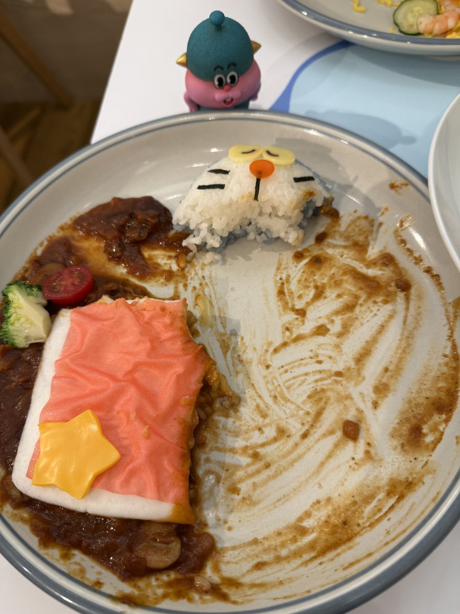 ikd_Suuuu's tweet image. 所要により緊急来日！🤩
まずはF&apos;sキッチンにて夕飯🍛
ビーフシチューの中ではんぺんのお布団をかけて眠るドラちゃんを起こさないように完食！
食べられてる事にも気づいてないでしょう！
#エフズキッチン
#ドラえもん
 #doraemon