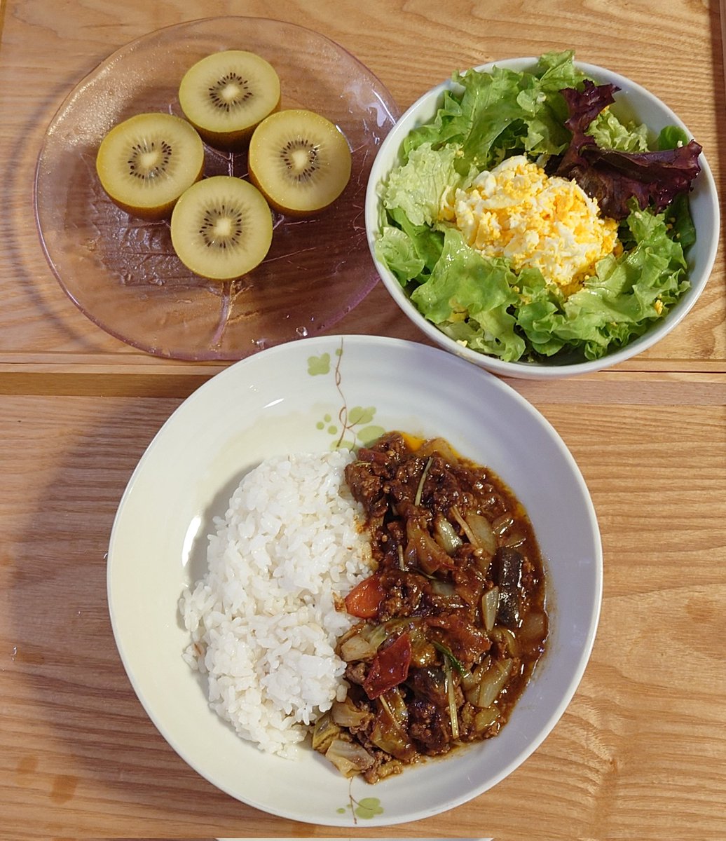 Tomi_01_26's tweet image. おつかれさまです🙇
キーマカレー
ミモザサラダ
キウイフルーツ
今日は外出していて遅い帰宅になったため、早くできるメニューにしました🍛
#おうちごはん