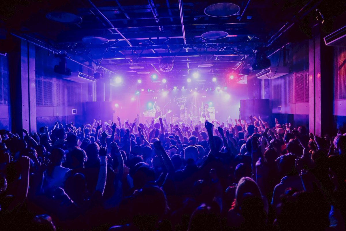 Laughing_Hick's tweet image. 【 RACCOON DOG TOUR 大阪編 】
セミファイナル大阪!!
突然の雨の憂鬱を吹っ飛ばすアチアチなフロアでライブめちゃくちゃ楽しかったなぁ🦁💭
本当大阪のあなたは頼り甲斐ありすぎ、、、!
間違いなく他を抜いてた日でした🫱🏻🫲🏼
でももっともっといけるよね?
また熱い夜を作りましょう🌻あかり