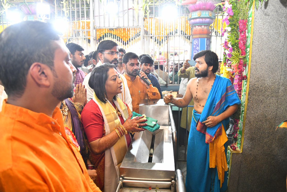 gadwalvijayainc's tweet image. ఆశాడ మాస బోనాల పండుగ సందర్భంగా శ్రీ మహంకాళి ఆలయం అంబర్ పేట ఆలయంలో రాష్ట్ర ప్రభుత్వం తరపున పట్టు వస్త్రాలు సమర్పించి ప్రత్యేక పూజలు చేయడం చాలా సంతోషంగా అనిపించింది. ఈ కార్యక్రమంలో పాల్గొన్న ఎమ్మెల్సీ వెంకట్ దేవాలయ కమిటీ సభ్యులు, దేవాదాయ శాఖ అధికారులు. #Bonalu #bonalucelebration…