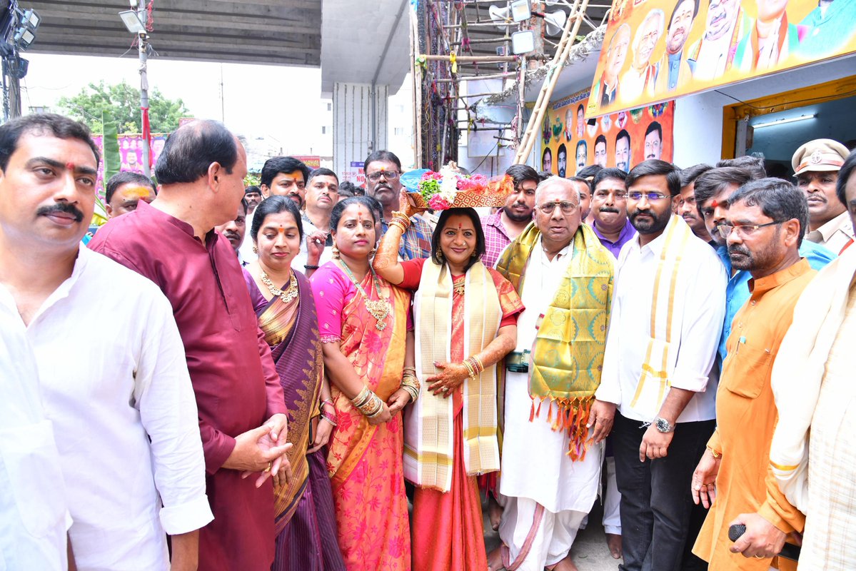 gadwalvijayainc's tweet image. ఆశాడ మాస బోనాల పండుగ సందర్భంగా శ్రీ మహంకాళి ఆలయం అంబర్ పేట ఆలయంలో రాష్ట్ర ప్రభుత్వం తరపున పట్టు వస్త్రాలు సమర్పించి ప్రత్యేక పూజలు చేయడం చాలా సంతోషంగా అనిపించింది. ఈ కార్యక్రమంలో పాల్గొన్న ఎమ్మెల్సీ వెంకట్ దేవాలయ కమిటీ సభ్యులు, దేవాదాయ శాఖ అధికారులు. #Bonalu #bonalucelebration…