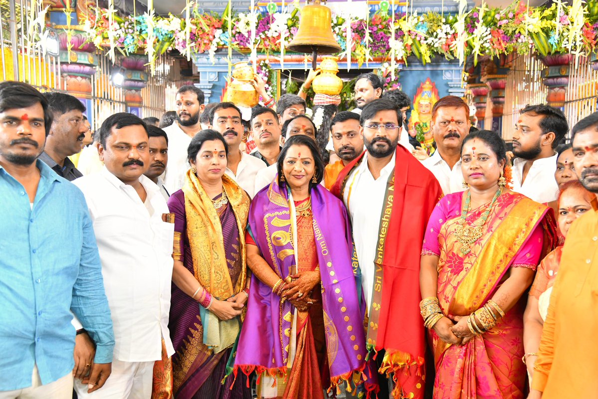 gadwalvijayainc's tweet image. ఆశాడ మాస బోనాల పండుగ సందర్భంగా శ్రీ మహంకాళి ఆలయం అంబర్ పేట ఆలయంలో రాష్ట్ర ప్రభుత్వం తరపున పట్టు వస్త్రాలు సమర్పించి ప్రత్యేక పూజలు చేయడం చాలా సంతోషంగా అనిపించింది. ఈ కార్యక్రమంలో పాల్గొన్న ఎమ్మెల్సీ వెంకట్ దేవాలయ కమిటీ సభ్యులు, దేవాదాయ శాఖ అధికారులు. #Bonalu #bonalucelebration…