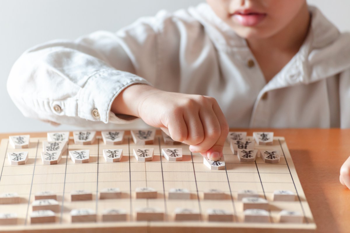 JAPANinUK's tweet image. Happy #WorldChessDay!♟️
DYK that Japan has its own version of chess called Shogi?
It shares a common origin with Western chess, both evolving from the ancient game of chaturanga. But in Shogi, captured pieces can be returned to the board and used by the player who captured them!