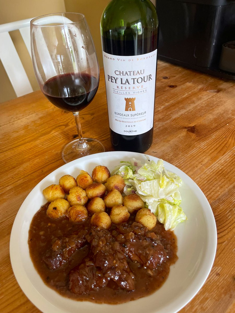 joukesp's tweet photo. #SundayLunch #PorkCheeks #PotatoNuggets #Salad #Bordeaux
Happy Sunday to all!
27°C, sunny, cloudy. Rain later on?
Perfect 1 1/2 hr stewed pork cheeks (used 15 yr old Oude Kriek Cuvée René by @LindemansBeers ).
Excellent ‘19 Bordeaux Supérieur Ch. Pey la Tour. Great QPR!
88-90 https://t.co/gOZfz72Do3