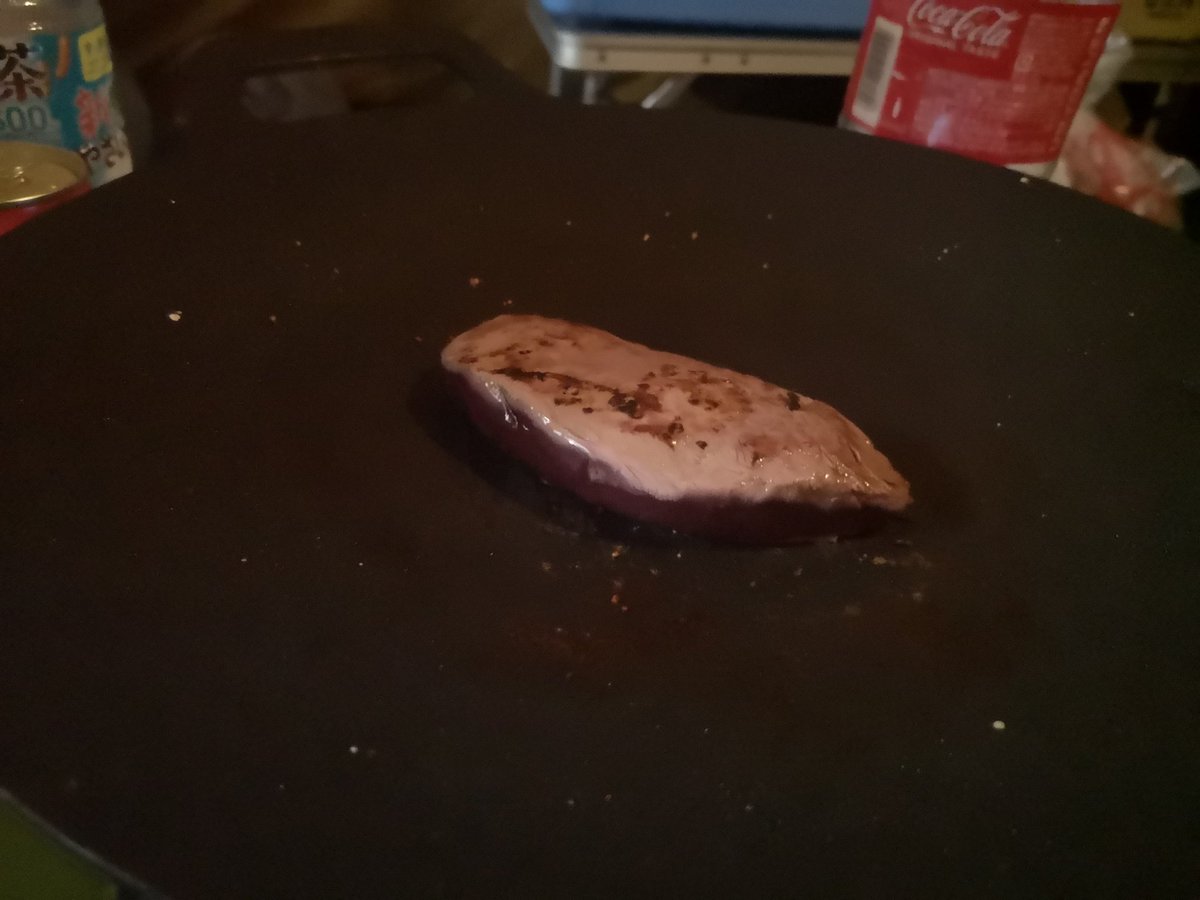 natural_06's tweet photo. ふもとっぱらキャンプ2泊目
あいにく小雨で富士山は見えませんが、ジビエ肉を焼いて晩酌😄
うんめぇ♪ https://t.co/X9aGCmEsF1
