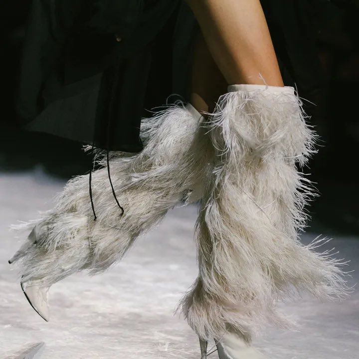 binzbysolange's tweet photo. These Saint Laurent Spring 2018 Yeti boots are still one of my dream pieces. https://t.co/FWzHYnxtnh