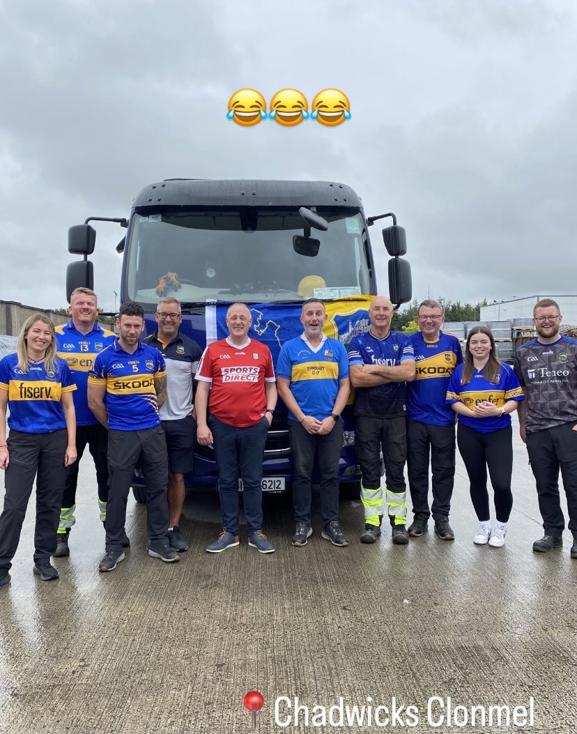 ChadwicksIE's tweet image. The crew in Clonmel flying the flag for Tipperary. Spot the odd man out!
#AllIrelandHurlingFinal #corkvtipp