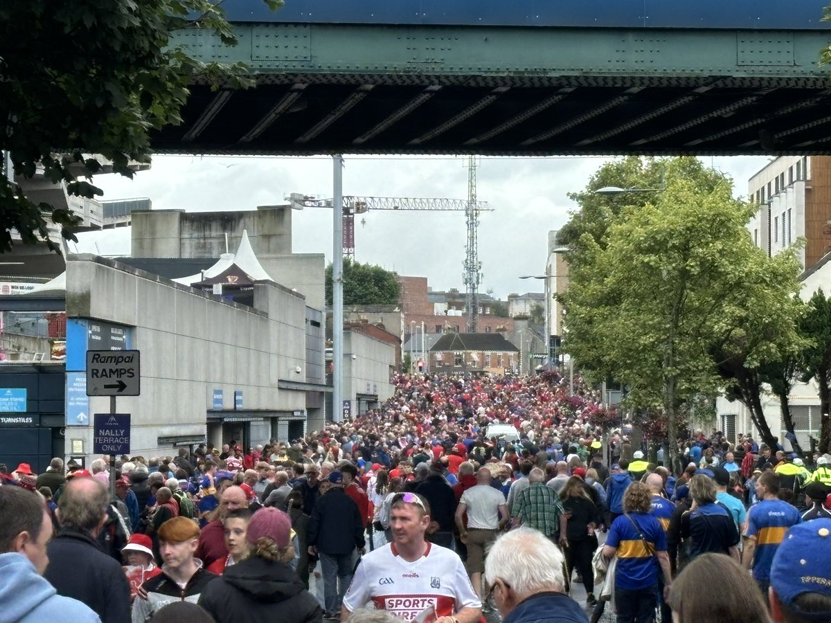 davidcoughlan_'s tweet image. First few hardy souls staking an early claim on Hill 16