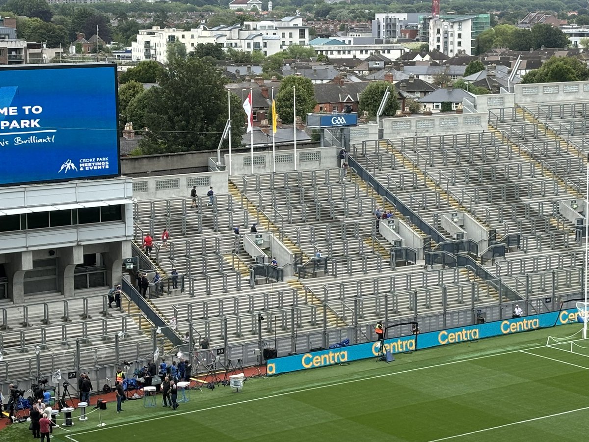 davidcoughlan_'s tweet image. First few hardy souls staking an early claim on Hill 16