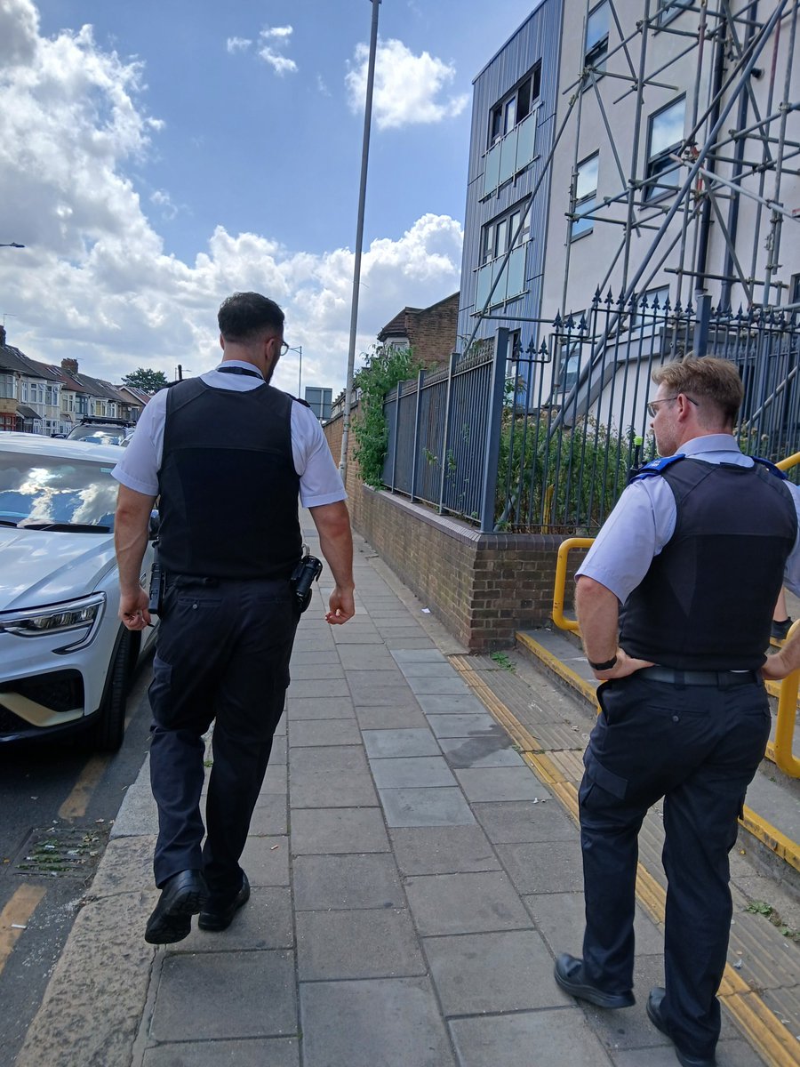 MPSValentines's tweet image. Last Friday, @MPSValentines SNT carried out proactive school patrols ahead of summer break—visiting local schools to check in, offer support &amp;amp; show a visible presence.

Great to see smiles &amp;amp; positive chats with young people! 

We’re here to build trust—every day.