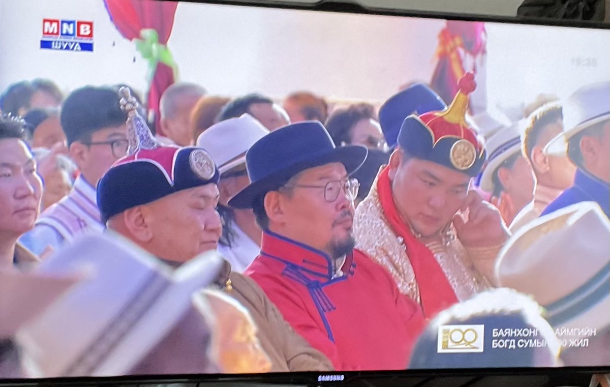 Нөгөө нэг Олон нийтийн гэх гоё гуншинтай телевиз маань бүтэн өдөржингөө Ерөнхий сайдын нутгийн нэг сумын ойг шууд дамжуулж ч байх шиг. Бүрэн дампуурчээ, энэ телевиз :(