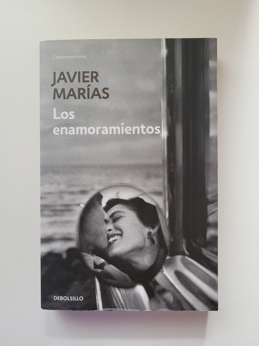 Siempre he querido hablar de esta novela de Javier Marías, una de mis favoritas.
En «Los enamoramientos» hay una filosofía del amor que te invita a reflexionar profundamente: el amor es expuesto en todas sus aristas, con sus luces y sombras. 
Vamos con un hilo para explicarlo. 🧵
