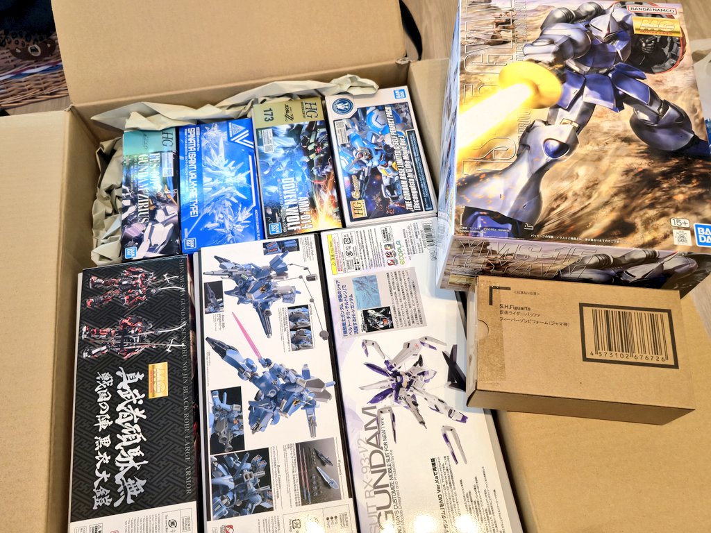 sakyo_ukyo69's tweet image. 昨日、奥様からの白い目を背中に受け、ゾクゾクしながら開封してました(笑)
いや、しかし、確かにそろそろ置場所どうしよう問題はあります😅
一度、罪プラ見つめ直して、断捨離候補検討しないといけないかもですね。