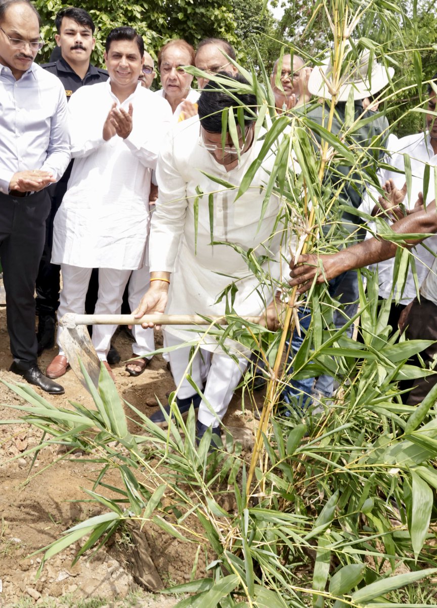 DIPRO_Faridabad's tweet photo. रविवार को फरीदाबाद के सेक्टर-9 बाईपास रोड स्थित ग्रीन जोन में एक विशेष वृक्षारोपण अभियान का आयोजन किया गया। इस अभियान का नेतृत्व हरियाणा सरकार में कैबिनेट मंत्री श्री विपुल गोयल ने किया।

#ekpedmaakenaamcampaign #greenfaridabad #TreePlantingInitiative https://t.co/oq7UvDpAtU