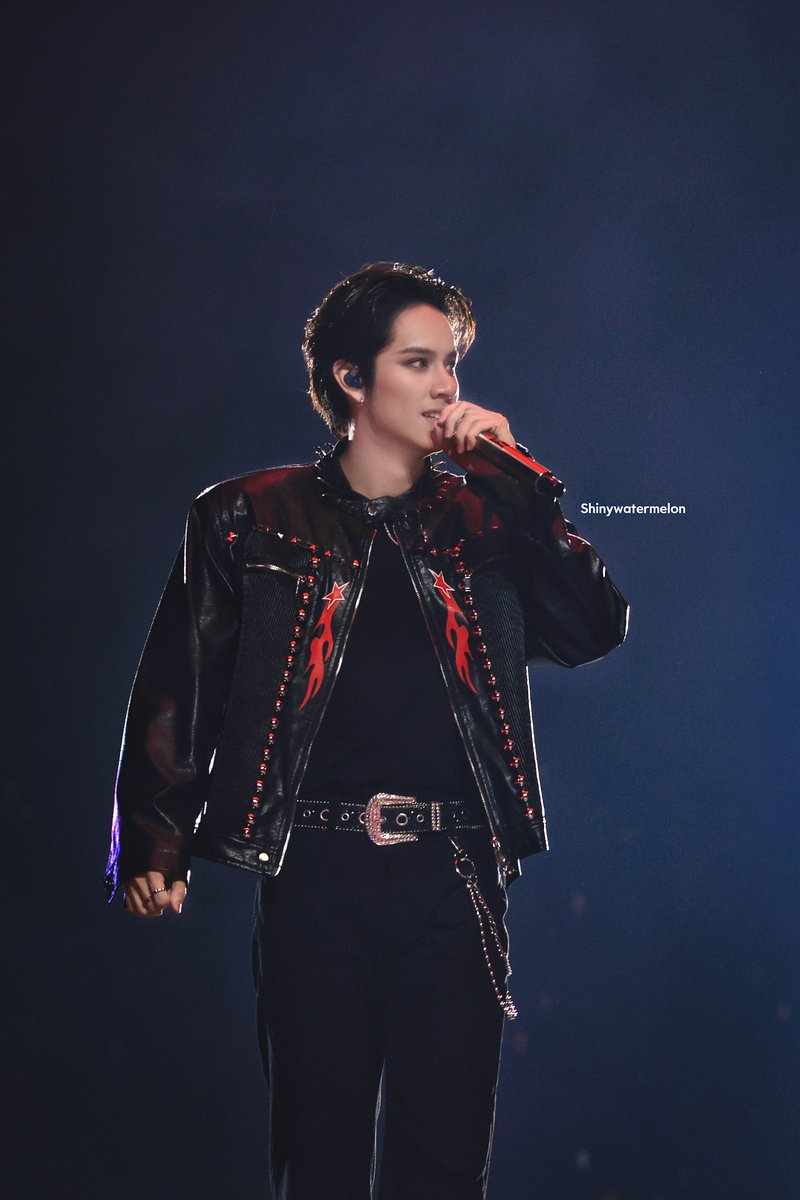 watermelonwithu's tweet photo. 🎤💙💜 @mynameisnanon 

PERTHSANTA TIMESTOPPER #PerthSantaFanconD2 
#mynameisnanon #nanon_korapat https://t.co/bOp2vXhf8k
