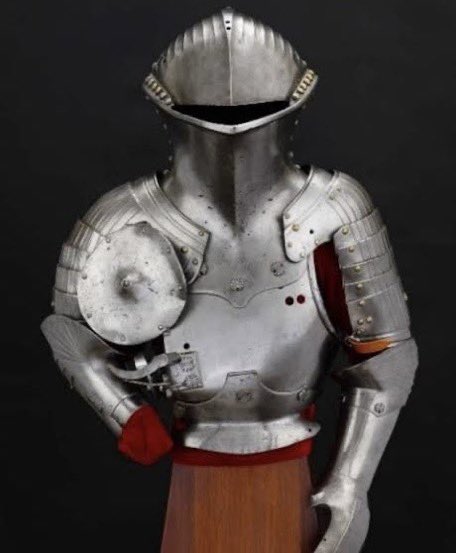 emonok1's tweet image. フロッグマウスヘルム:15世紀頃〜ヨーロッパの主に戦場でなく馬上槍試合(ジョウスト)で使用された兜。視界を確保するスリットが蛙の口に似ている事が名前の由来。この独特の形状は試合中、滑ってくる槍の穂先や砕けた槍の破片から目や顔を守るためのもの。視界はかなり悪く前傾しないと前が見えない。