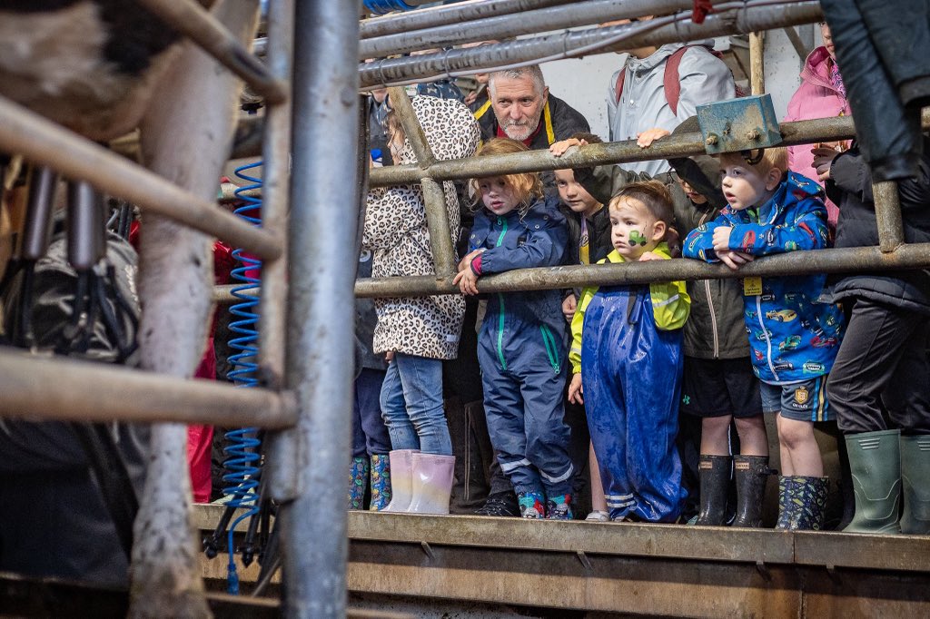 AgriAware's tweet image. Ever wondered how your milk gets from the farm to your fridge? 🐄🥛
This summer we’ve been showing the public exactly what happens on dairy farms
Did you know there are around 17,000 dairy farmers in Ireland producing high-quality dairy products all year round?
But not all…
