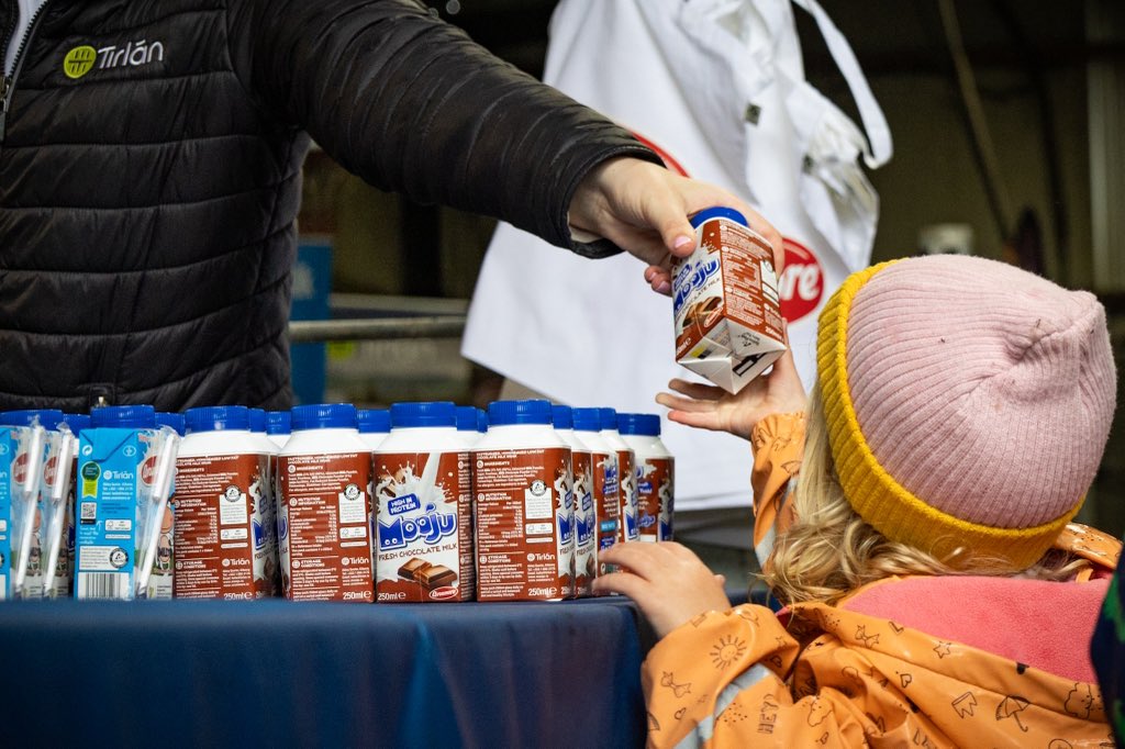 AgriAware's tweet image. Ever wondered how your milk gets from the farm to your fridge? 🐄🥛
This summer we’ve been showing the public exactly what happens on dairy farms
Did you know there are around 17,000 dairy farmers in Ireland producing high-quality dairy products all year round?
But not all…