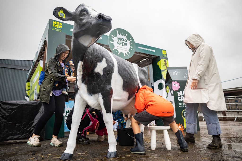AgriAware's tweet image. Ever wondered how your milk gets from the farm to your fridge? 🐄🥛
This summer we’ve been showing the public exactly what happens on dairy farms
Did you know there are around 17,000 dairy farmers in Ireland producing high-quality dairy products all year round?
But not all…