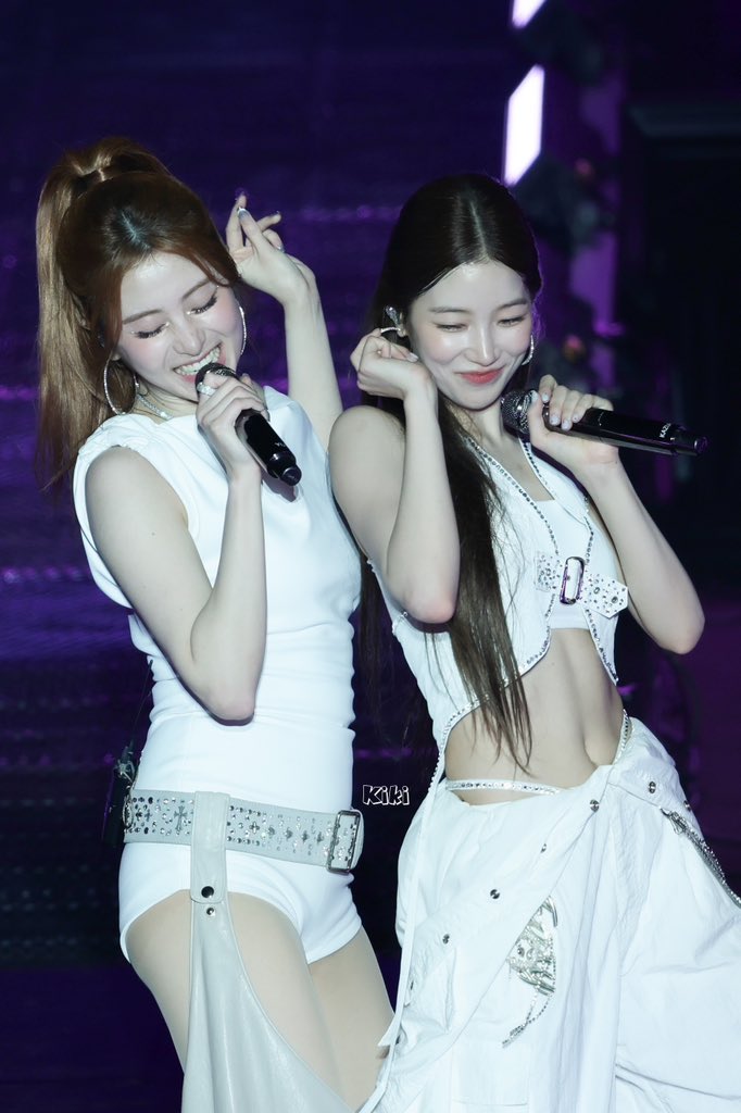 kiki_1030_'s tweet image. 250719 Day1
LE SSERAFIM TOUR 'EASY CRAZY HOT' IN TAIPEI
有兩隻可愛小狗🐶🥰
#LE_SSERAFIM #르세라핌
#허윤진 #YUNJIN #許允真
#카즈하 #KAZUHA #中村一葉
#EASY_CRAZY_HOT_IN_TAIPEI